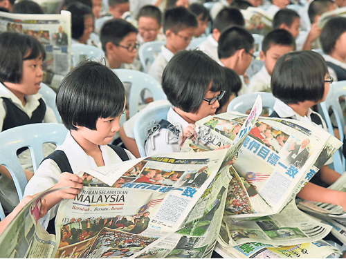 侨光学生细心阅读报纸内容，虽然似懂非懂，但阅报却是掌握国内时事的开始。