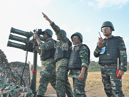 海陸空三軍的射擊手，仍在密集的接受操作和射擊「星紋」的訓練工作。