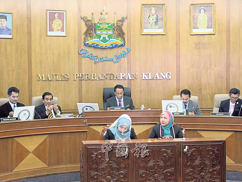 莫哈末亚希（中）主持巴生市议会的常月会议，右起为巴生市议员杨文来及市议会秘书阿迪菲。