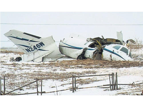 小型飛機墜落在瑪德琳群島雪地上。（美聯社）