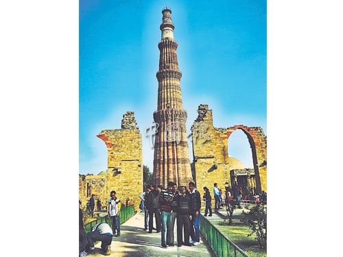 古特伯高塔（The Qutab Minar）是世界文化遺產，建於1193年，是印度第一位穆斯林國王，為了慶賀戰勝當地印度教徒而修建的世界上最高磚砌高塔。