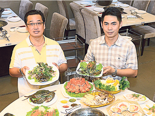 負責樓面管理的王垠惟（左），是「蒸功夫」的股東之一。他表示，蒸蓮藕、馬鈴薯以及小吃玉蜀黍包等，都是到他們餐廳必試的特色食材。右為馮漢燊。