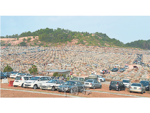 大山腳武拉必福德正神墓地交通設置為單向道，不少民眾趁早來掃墓，車輛泊滿整座墳山。