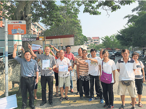 黃田志（左起）及王建民在居民陪同下，到美嘉花園了解巴士服務情況。 