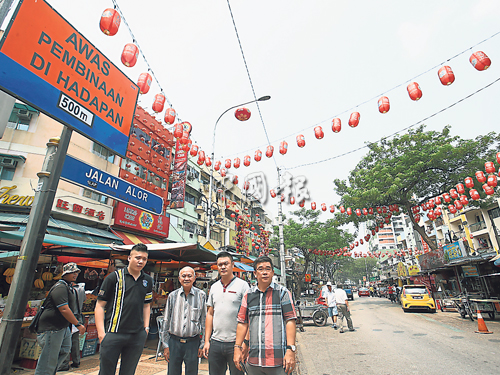 許泰龍（左）、薛富豐（左3起）及劉開強在阿羅街召開記者會，宣布市政局將於12日進行美化工程的匯報會。