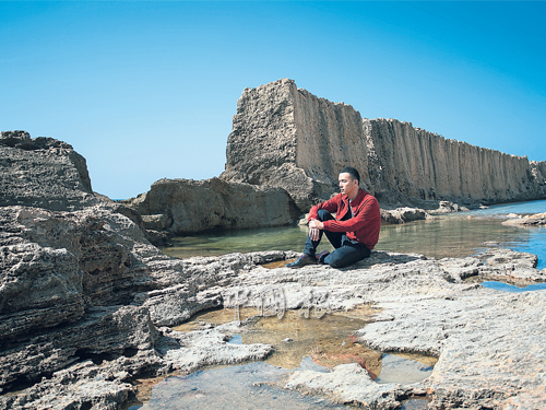 摄于黎巴嫩北部地中海沿岸城市──拜特龙（Batroun）的腓尼基城墙（Phoenician Wall）。航海民族腓尼基人始于公元前1200年，延续了大概1000年的文明，拜特龙是其重要据点城市，腓尼基人建造此围墙以防浪潮来袭。腓尼基城墙现在依然沿海岸线挺立，它也许保存不完好，但却是世上最古老的城墙之一。