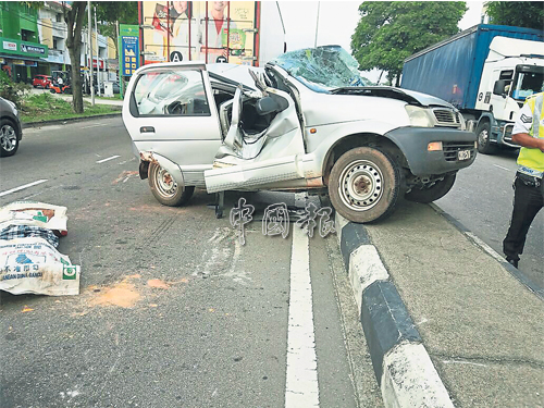 死者郭玉順（小圖）駕駛的車輛撞向路中央安全島的燈柱，毀不成形。