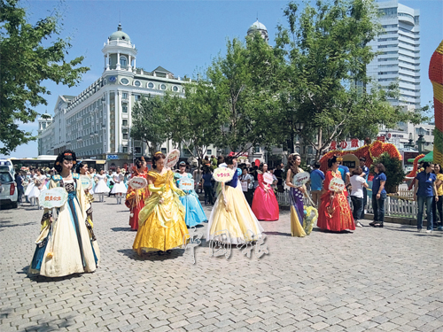 夏日美人出遊，隊伍非常長，還有卡通人物遊行、兒童舞蹈等節目表演，人山人海，熱鬧非凡！