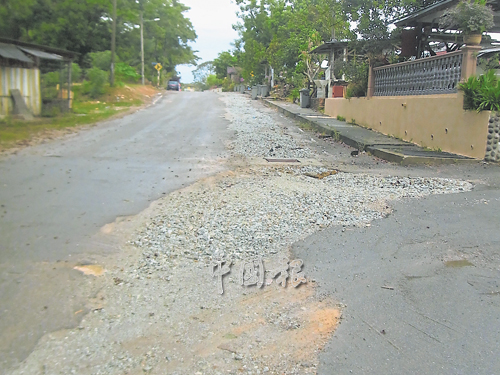 一條完好的道路如今已面目全非。 