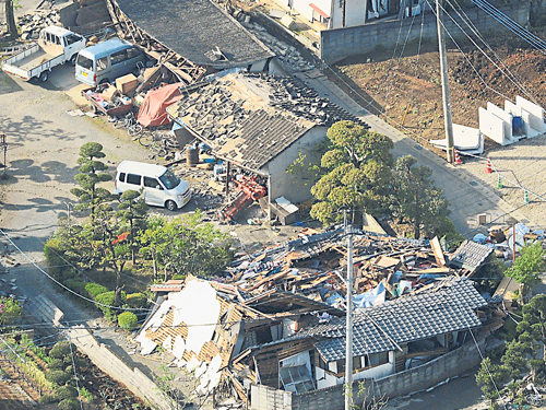 在熊本縣益城町，地震造成多棟房屋倒塌，現場滿目瘡痍。（路透社）