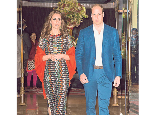 凱特王妃（左）和威廉王子出席晚宴時的穿著，形成強烈對比。（英國《每日郵報》）