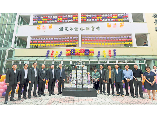 捐書人移交書籍給圖書館， 增加圖書館存書量，左起為陳峋吉、顏來發、林寬城、劉明標、林渭德、謝松坤、許秋蘭、嚴崇貴、顏觥峻、陳學清、馬天賜、賴洋助及吳麗琪。