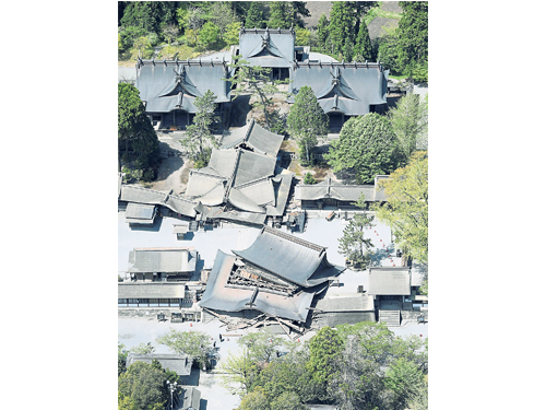 擁有千年歷史的阿蘇神社崩塌。（美聯社）