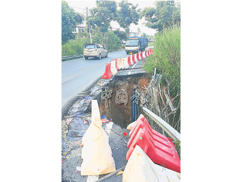 立卑其中一條主要道路旁崩塌，嚴重威脅道路使用者的安全。