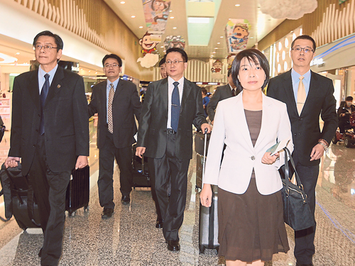 台灣法務部國際及兩岸法律司長陳文琪(右前）週三率團前往中國，將針對肯雅電信詐騙案進行協商，她希望透過協商，朝著“共同偵辦、分工合作”的方式處理。（中央社)