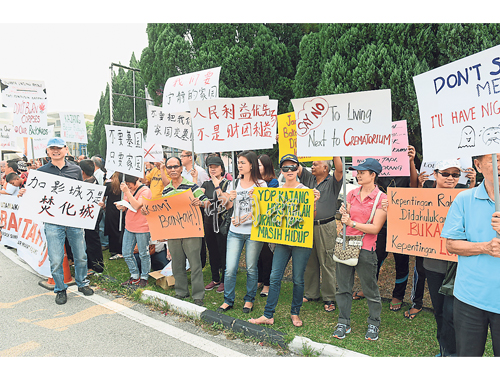 居民自備三語大字報，反對墓園公司在住宅區進行發展計劃。