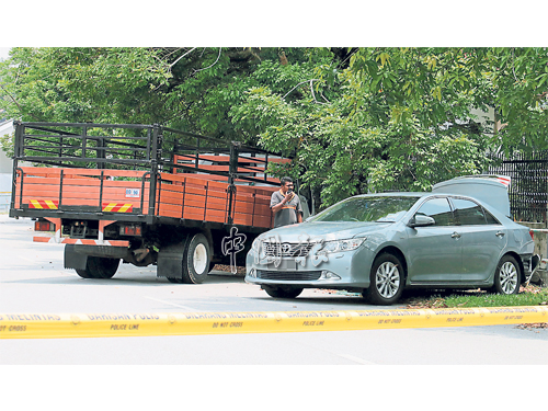 槍匪駕報失羅厘，撞豐田冠麗車尾制造假車禍再搶劫。