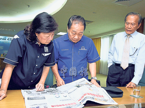 劉文惠（左起）、黃順舸和張泰卿閱讀一份砂拉越地方華文報，有關指他們3人買票傳言的報導。