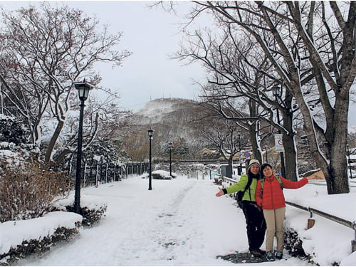 第一次看到美麗雪景，大家都興奮不已，拍照留念。 