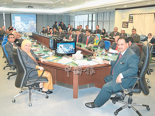 新上任的法茲拉（右）首次主持關丹市議會常月會議。