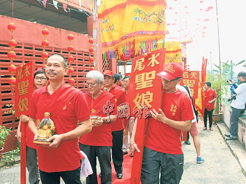 登嘉樓海南會館首開先河舉辦媽祖海上出巡活動，獲得善信加入遊行隊陣容，成為州內華社一年一度盛事。