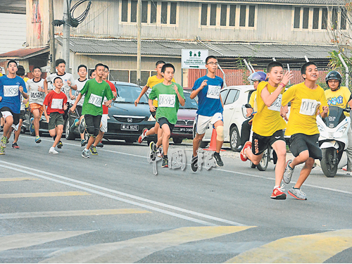 D组男同学尽力奔跑！