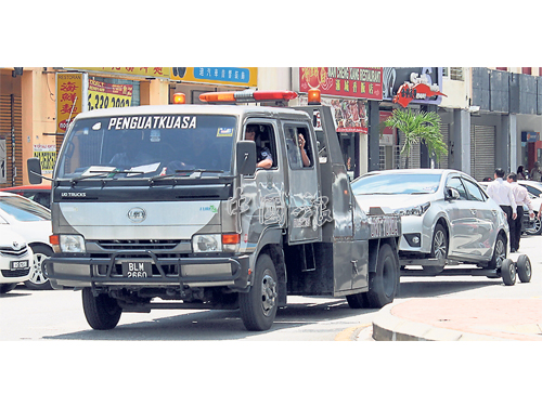 轎車被拖走，車主也需承擔拖車費。