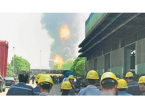 江苏化危品仓库爆炸，现30公尺火焰与蘑菇云。（香港《苹果日报》）