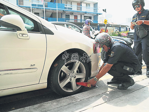 浮羅池滑的車水路每天車水馬龍，泊車位一位難求。