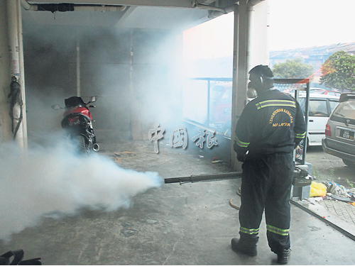 巴生市議會和衛生署，不時前往各區展開噴蚊霧行動。