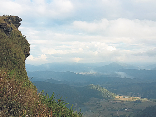 普濟發的下午，站在懸崖上可看見鄰國寮國的山村。