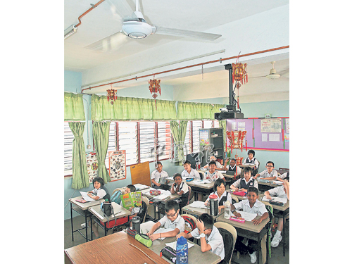 天氣太炎熱，學校允許學生們提早開電風扇。（檔案照） 