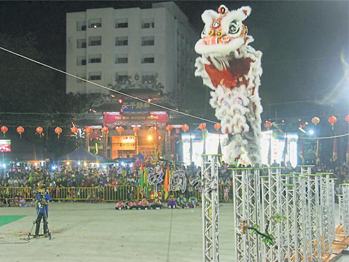 柔佛士乃文青武術龍獅體育會首次受邀前來表演舞龍，獲得熱烈掌聲。