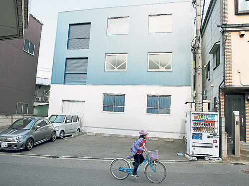 東京郊區川崎市一家屍體酒店的外觀，宛如一家工業廠房。（路透社）