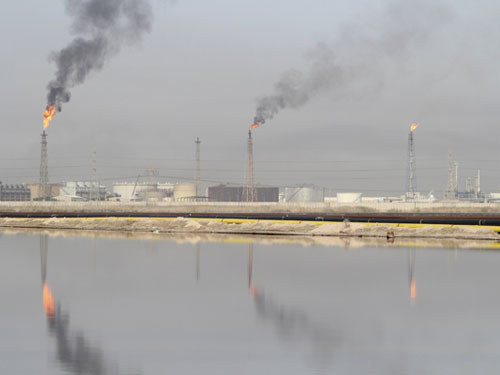 油價上月勁漲逾20%，5月開市先跌後起；圖為伊拉克南部一座煉油廠。（路透社）