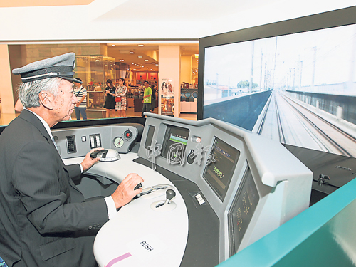 宮川真喜雄化身“列車司機”，親身操控日本新幹線的E5型列車“隼鳥號”模擬駕駛台。