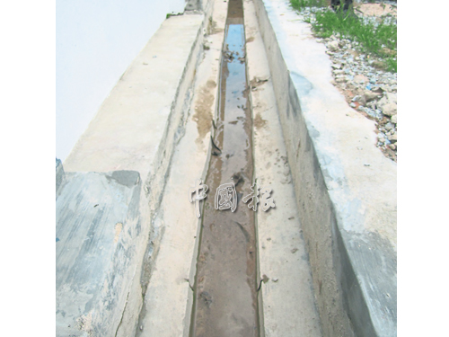 瑪琳再也花園查希20路住家前的水溝，擴建后積水不排水，居民擔心水災情況惡化。