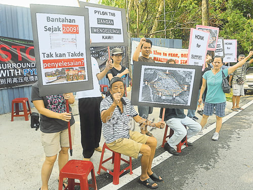 “捍衛金山花園行動小組”週三（11日）繼續輪班，高舉大字報留守在工地出入口。