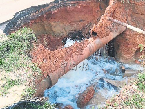 地下大水管破裂，沖崩主要公路半個路面。 