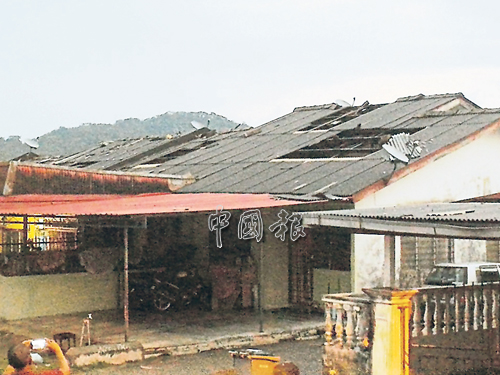 淡邊旺峰山莊廉價屋遭狂風蹂躪，多所住家的屋頂千瘡百孔。 