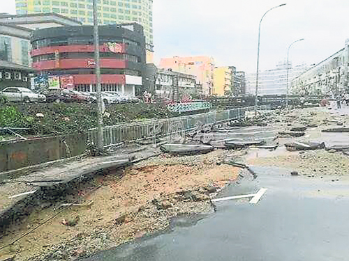 直落河河堤遭雨水冲蚀造成泥土流失，地面崩塌，当局已封锁现场。