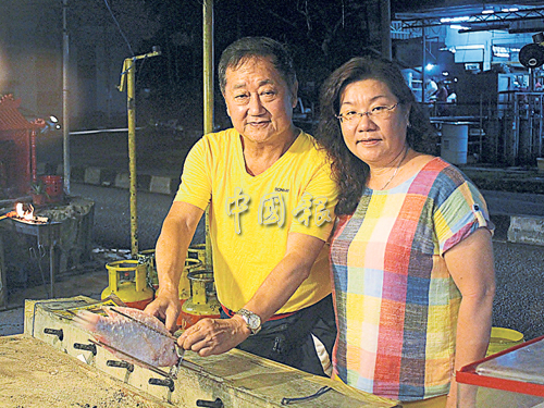 叶端雄（左）所研发的裸鱼（Naked Fish），于2013年在古晋获得“Sarawak Hornbill Tourism Awards”杰出食物奖。右为老板娘林玥萍。