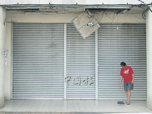 空置店屋五腳基鬆脫的石棉天花板搖搖欲墜，令人擔心路過公眾的安全。