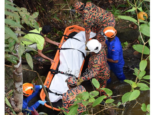 消拯員和民防部隊到15呎深的山溪，將遺體移上。