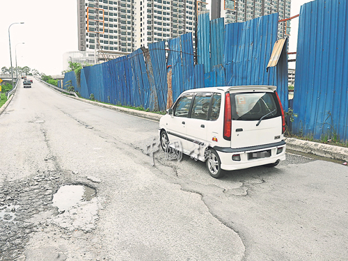 路洞造成很多车辆和摩哆失控，为了闪避路洞，或会撞向毗邻工程的锌板围篱。