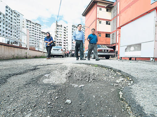 丘應權向市政局要求重鋪道路，希望居民配合，移走汽車。