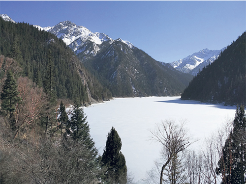 长海，是唯一在九寨沟冻结的湖，我们都被这雪景给惊呆了。