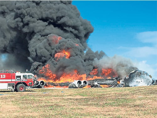 B-52轟炸機墜機現場，照片顯示該機機體陷入一片火海，烈焰與濃煙騰空。（互聯網）