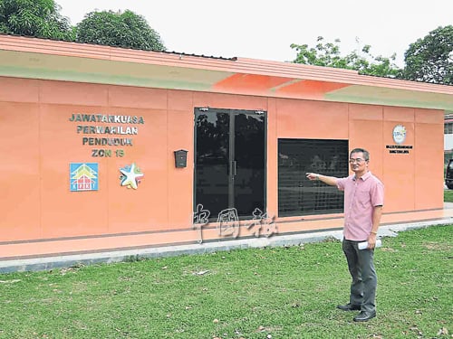 邱培棟指出，新馬六甲花園第15區社區中心耗資近10萬令吉打造，價格貴得離譜。 