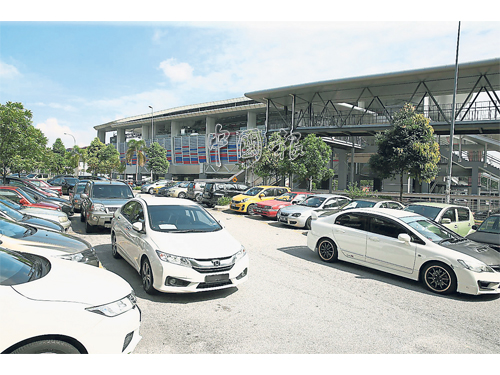 不願付費給輕快鐵泊車場的民眾，紛紛轉將車子停泊在BK2商業區，以致當地泊車位供不應求。